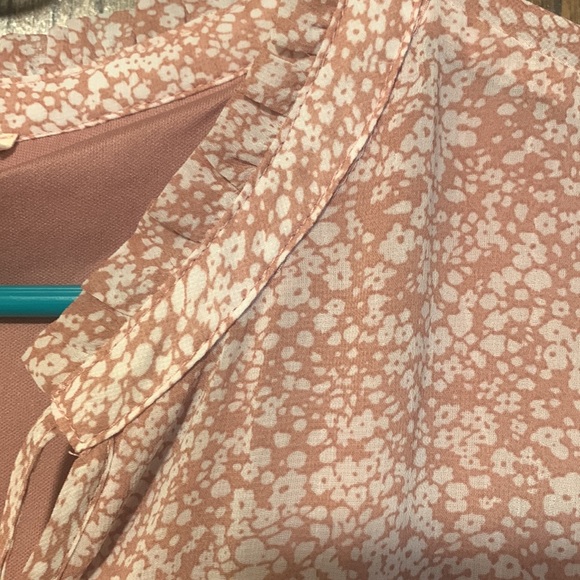 Jodifl medium sheer, lined, and tiered dress with floral pattern. Short sleeves. - Picture 5 of 9